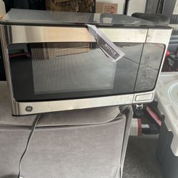 GE 1.1 Cu. Ft. Capacity Countertop Microwave Oven