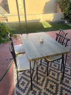 Table with 4 chairs