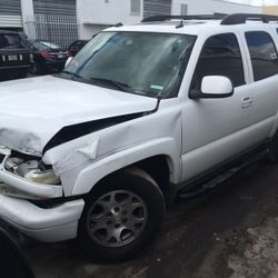 2005 Chevy tahoe Z71 parts truck , hit in front end, runs and drives, rebuildable