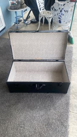 Seward trunk With Locking Handles And Two Keys