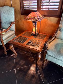 Solid Oak End Table with Beveled Leaded Glass Top – Excellent Condition