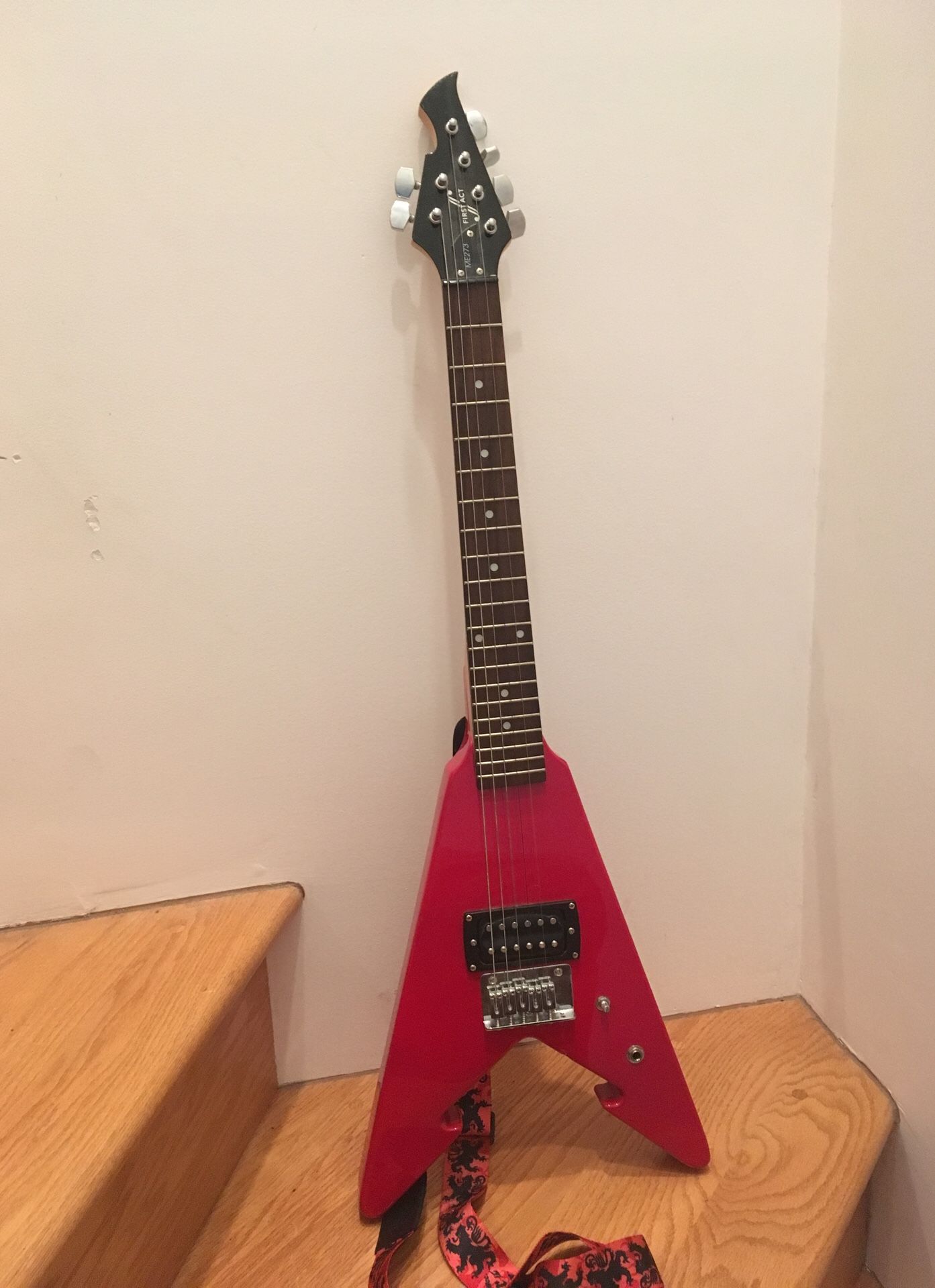 First act guitar ME273