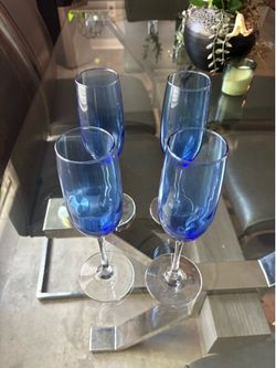 Four blue vine cups