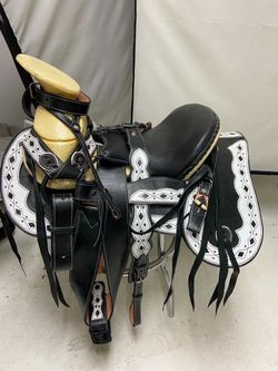 Montura charra de cuero con cantinas desmontables
