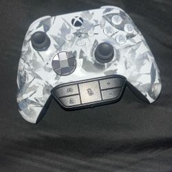 Xbox One Controller BRAND NEW barely Used Comes With Battery & Mic Mixer