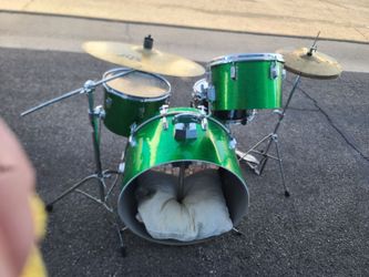 Bateria Drums - Frankenstein  Drum Set Complete with Bass Pedal, Cymbal & Hi-Hats, Hardware or Stands, 2 Pr of Drum Sticks and a Drum Tuning Key $220