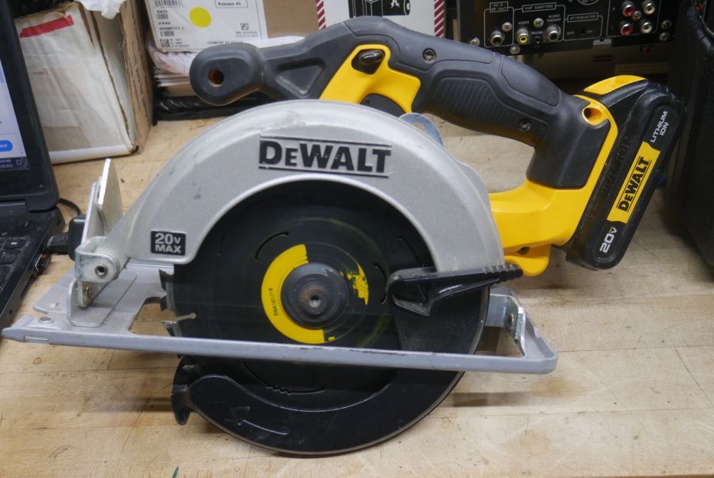 Dewalt Circular Saw DCS393 w 1 battery DCB(contact info removed)47-1