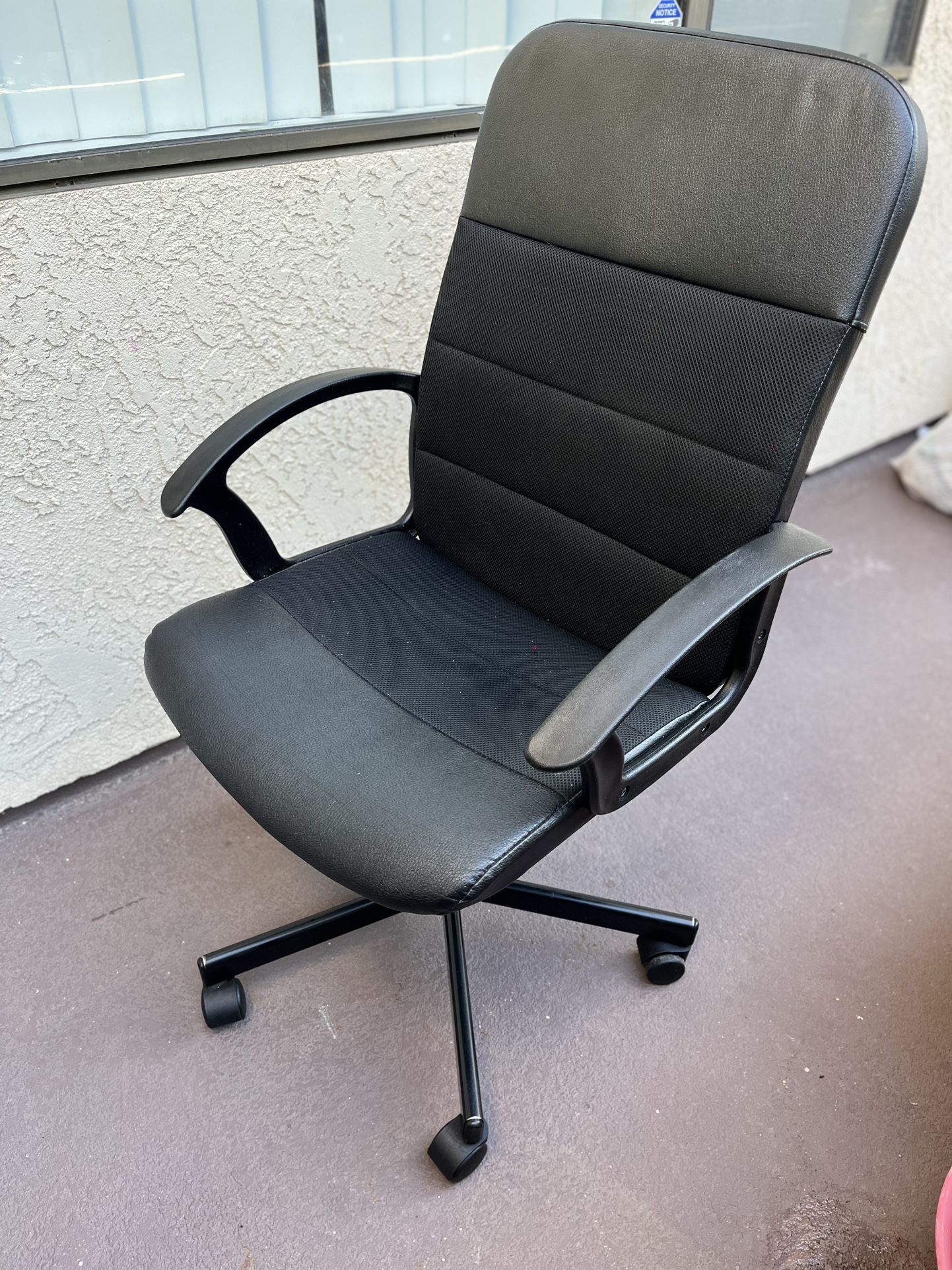 ✨ Comfortable Black Office Chair – Great Condition! Only $30 ✨