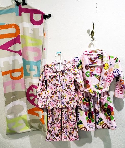 Peace Love PJs Robe & Body Pillow Cover size Girls Medium (6/7)