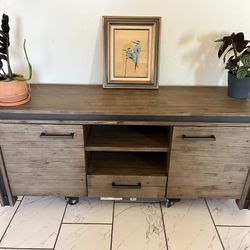 Tv Stand/Entertainment Center