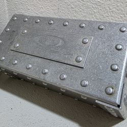 OAKLEY: Metal Riveted Sunglasses 6" Vault Case 1995 Pre-Owned No Foam