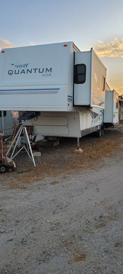 2004 Traila De 4 Espacios Cama King Todo Le Trabaja Bien Titulo En Mano Aire Nuevo En $14000