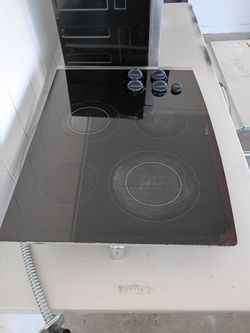 Whirlpool, Electric Glass Top Stove.