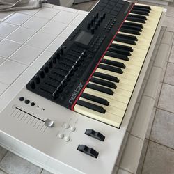 Nectar Panorama P4 Keyboard / Piano W/ Drum Pads