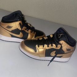 Jordan 1’s (mid) Metallic Gold And Black 