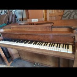 Story And Clark Piano 