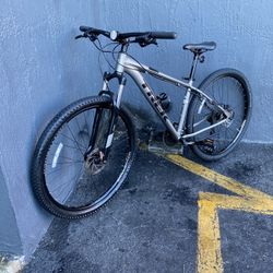 Trek marlin 5 mountain bike size 29