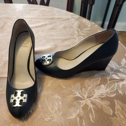 Tory Burch Black Leather Raleigh Logo Wedge Pumps: Size 7