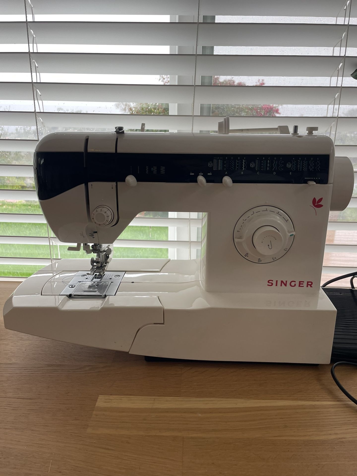 Singer Sewing Machine 2732
