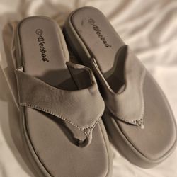 WEEBOO SANDLES (LIKE NEW) SIZE 10
