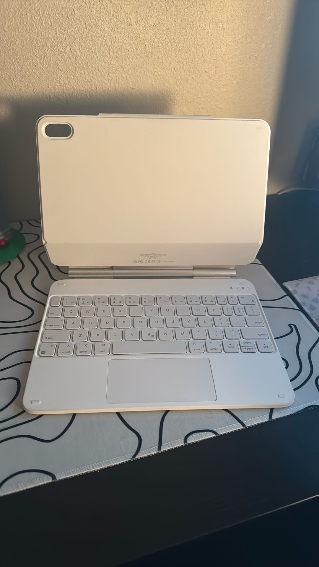 Esr Magnetic Keyboard Case For iPad 10/11 With Backlit Keys And A Slot To Hold Your Stylus