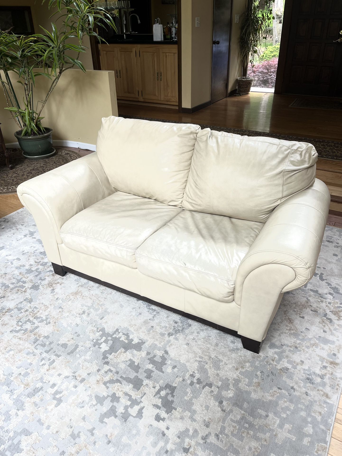White Leather Couch (FREE DELIVERY) 🚚