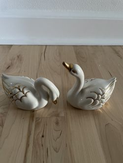 Pair Of Vintage Swan Collectibles
