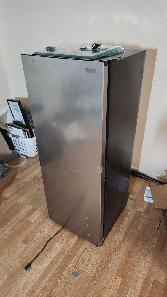 2......MINI FRIDGES.......VISSANI STAND-UP REFRIGERATOR/FREEZER...AND  MAGIC CHEF....BOTH VERY CLEAN AND IN GREAT SHAPE....$150 OBO....MAKE ME AN OFFE