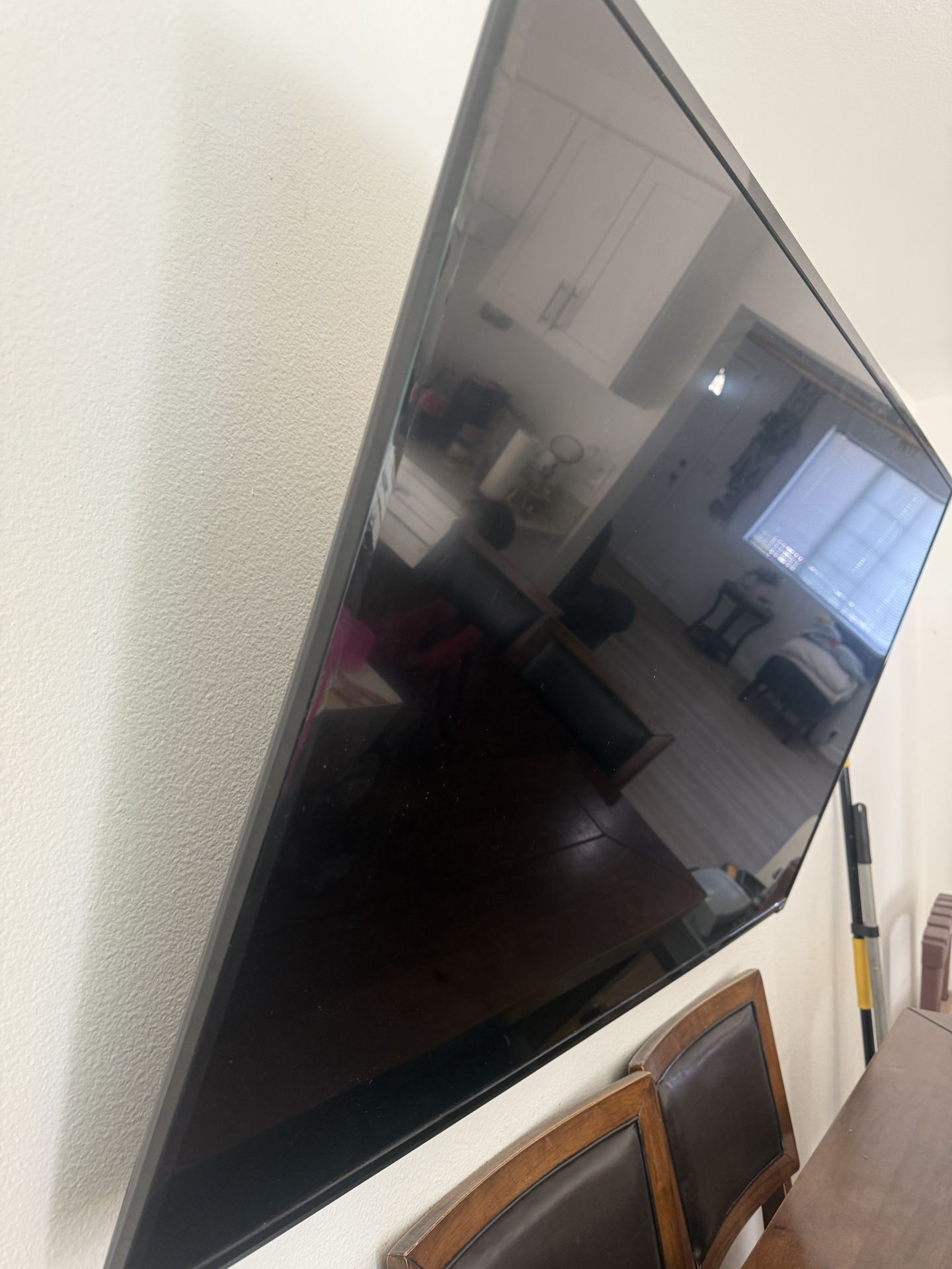 50” Vizio Tv With Remote And Wall Mount