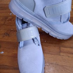 UGG 