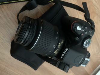 Nikon D5200 Cámara with extras.. Flash Has Been Sold 