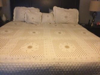 King Blanket with four pillows