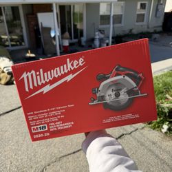 Milwaukee M18 18V Lithium-Ion Cordless 6-1/2 in. Circular Saw (Tool-Only)