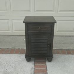 Side/End Table Pre-owned Good Condition, Please Read The Description. 