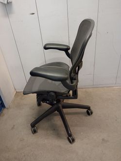 Herman Miller aeron $ 420