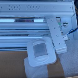 Lithiona lighting ,     Luses Con Motion Censor