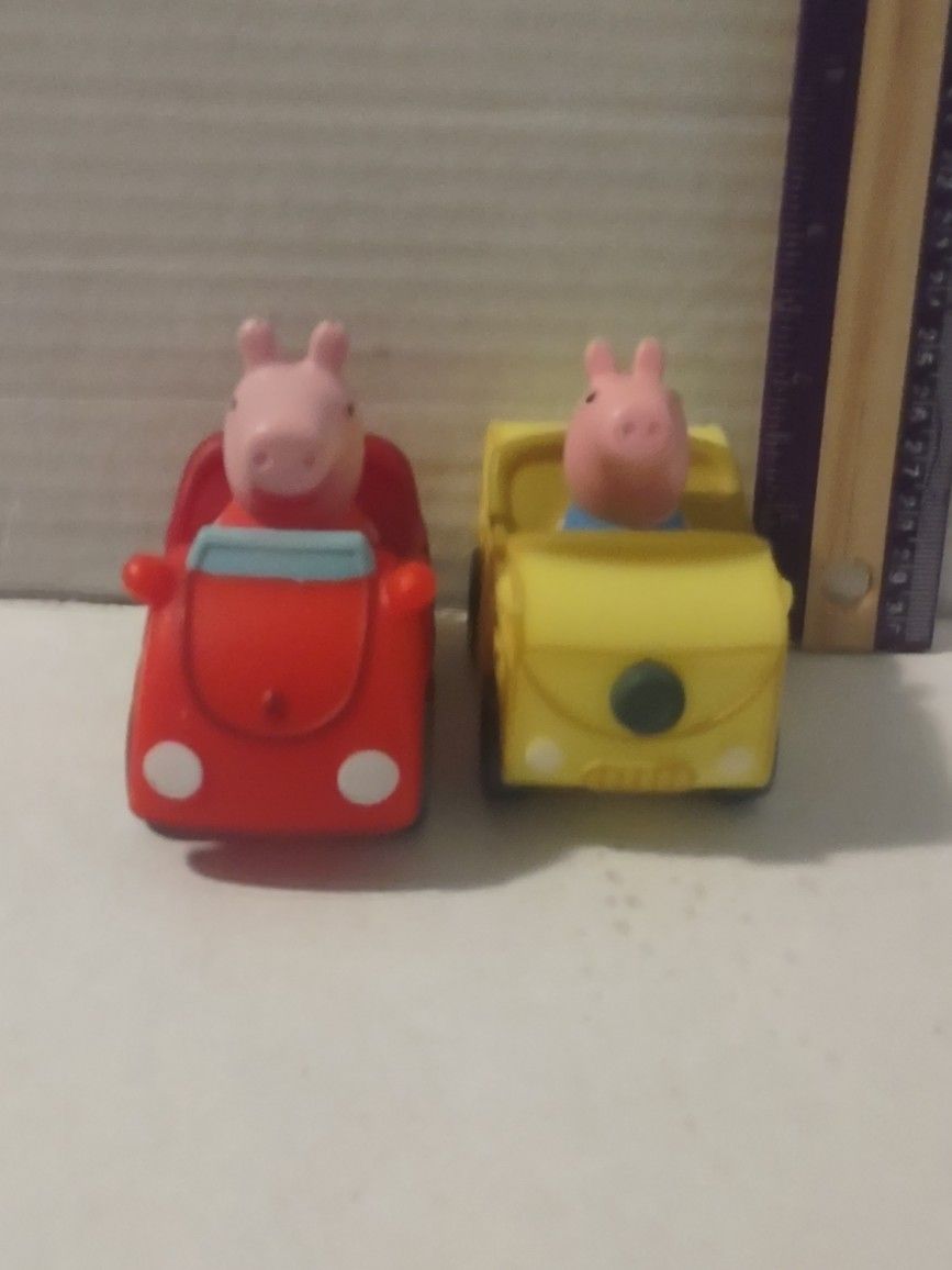 2 Peppa Pig Figures In Vehicles