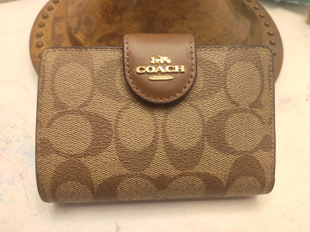 Coach Medium Corner Zip Wallet Signature Canvas IM/Khaki Saddle C0082 NWOT