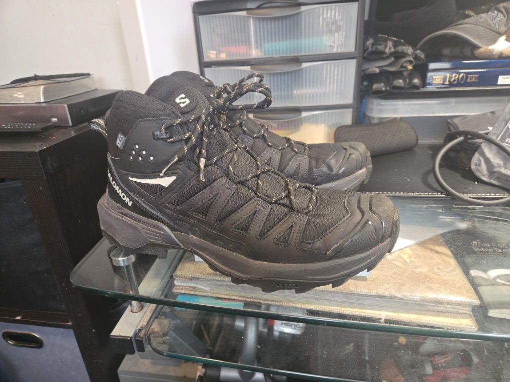 Men's Salomon Hiking Boots Size 11