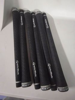 TaylorMade standard size black with gray golf grips - like new