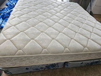 Sealy King Mattress And Box Spring 🌙