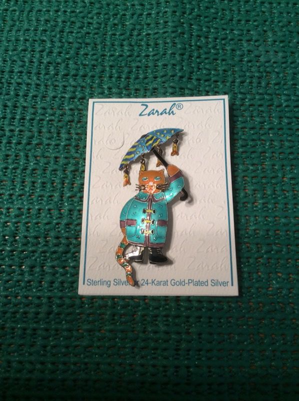 Zarah Cat in Raincoat Pin