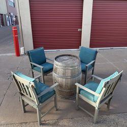Outdoor patio seating set with barrel table