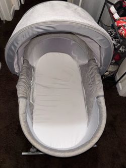 Baby rocking bassinet