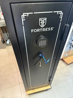 Gun safe with pincode and key