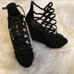 Black wedges