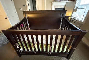 Crib With Bedding And Mattress 