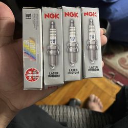 (NEW)NISSAN ROUGUE 4x SPARK PLUGS