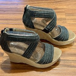 Women’s Bear Paw wedge heal shoe size 6, black color