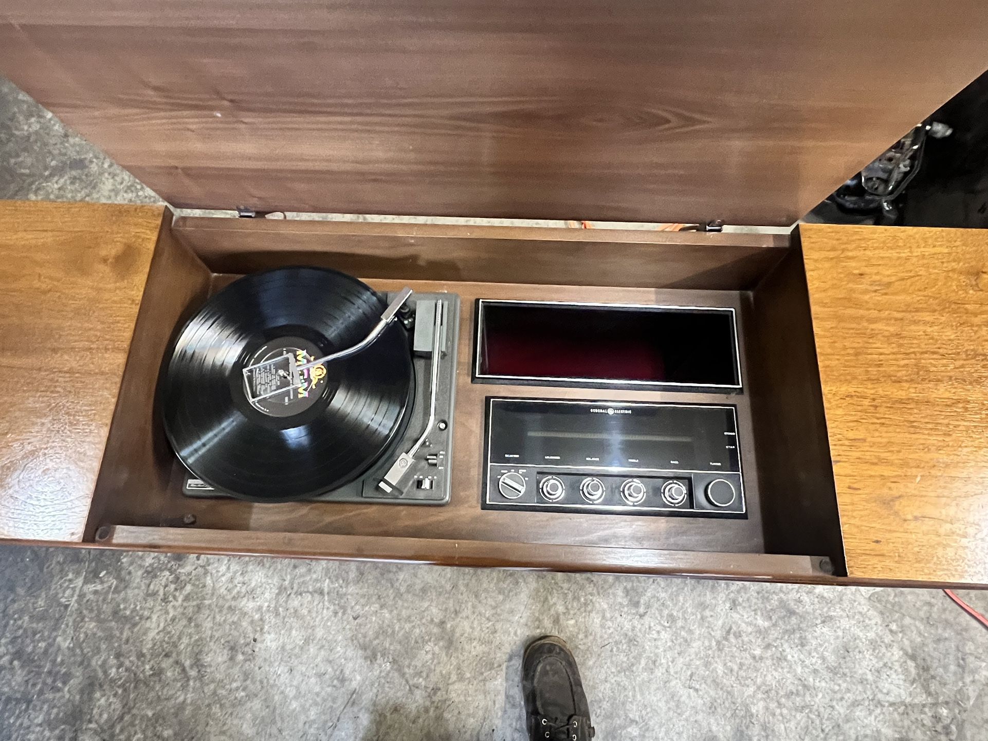 1968 GE William Tell Wood Working Stereo Cabinet With Working Man